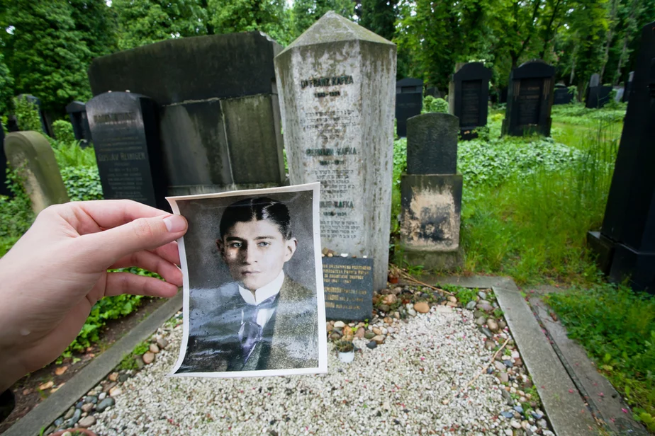Портрет Франца Кафки и его надгробие. Источник: depositphotos.com
