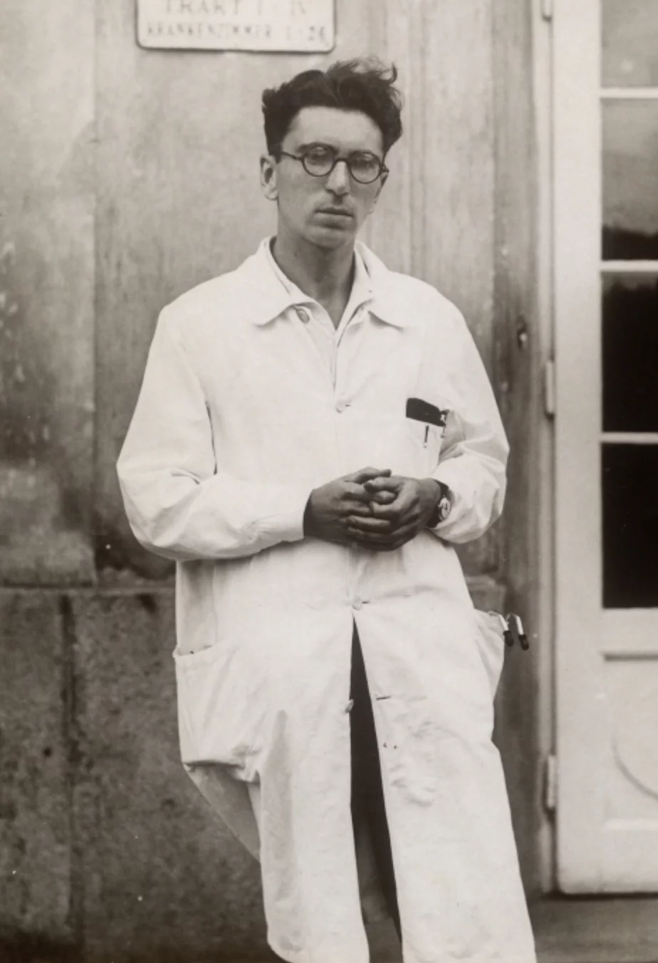 Вена, 1929 год. Віктару Франклу 24 гады, ён перспектыўны неўролаг і псіхіятр, перапісваецца з Фрэйдам і зачароўвае дзяўчат на сваіх лекцыях. VIKTOR FRANKL INSTITUTE