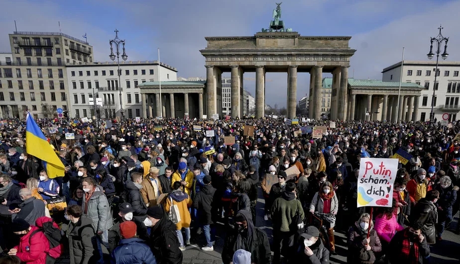 Каля 100 000 чалавек удзельнічаюць у праўкраінскай акцыі ў Берліне, Германія, 27 лютага 2022 г. фота: AP