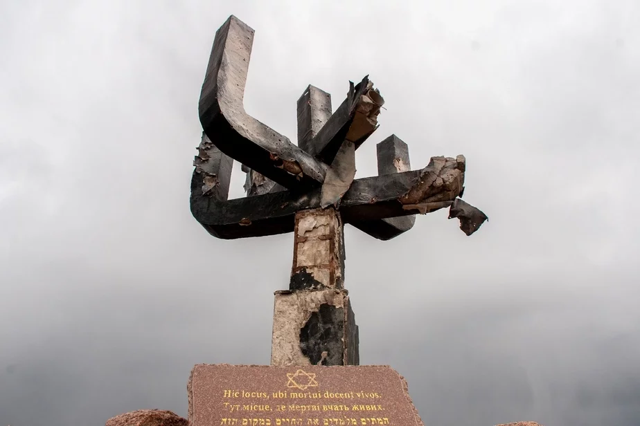 Обстрелянный памятник жертвам Холокоста под Харьковом. Фото: Андрей Мариенко / УНИАН