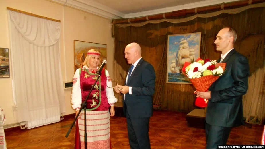 На фото: Татьяна Деменникова вместе с послом Игорем Соколом