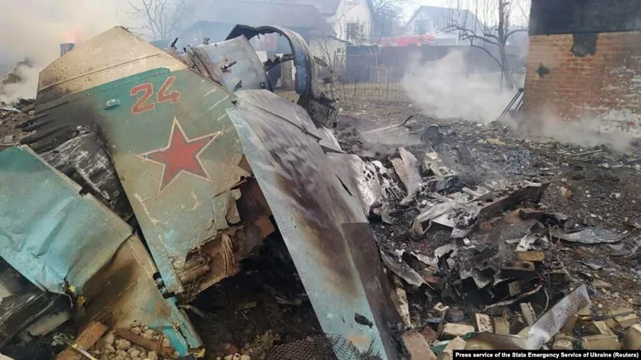 Остатки сбитого российского самолета в Чернигове. 5 марта 2022 года.