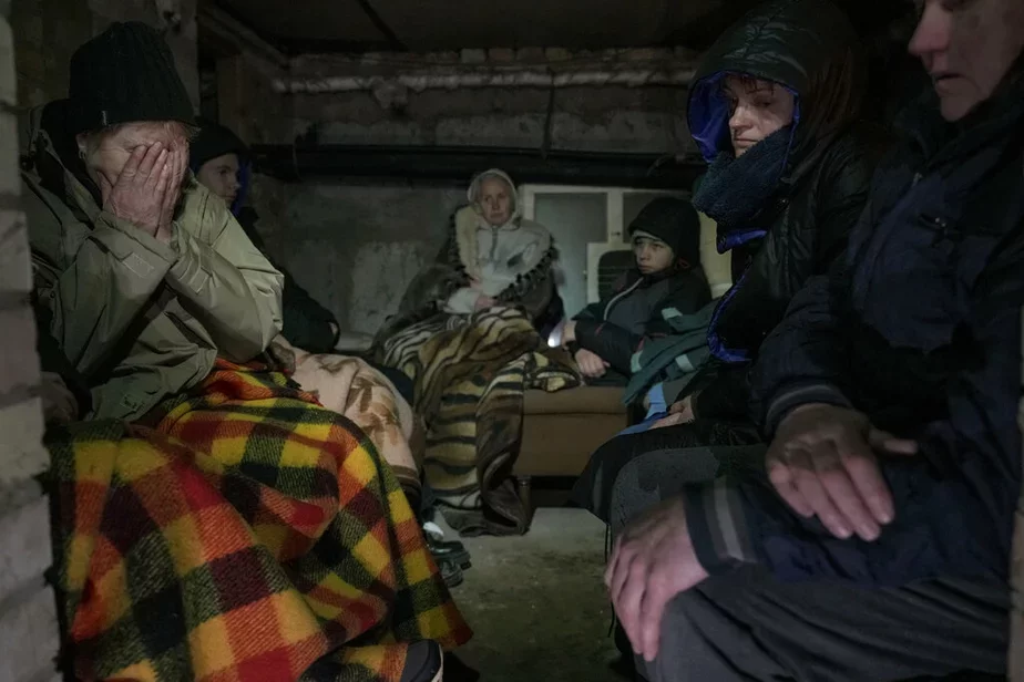 Украинцы прячутся в бомбоубежище. Фото: Вадим Гирда, AP