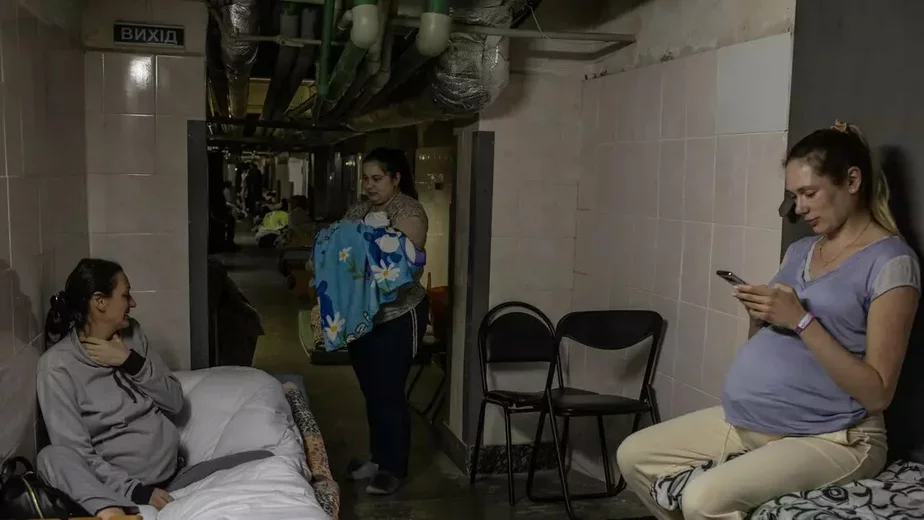 Беременные женщины прячутся в подвале больницы в Киеве. Фото: Erin Trieb/Bloomberg via Getty Images