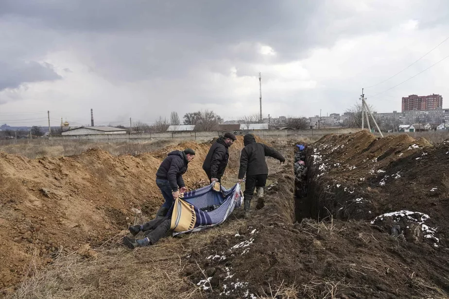 В Мариуполе жертв бомбежек хоронят в братских могилах. Фото: Евгений Малолетко, АР.