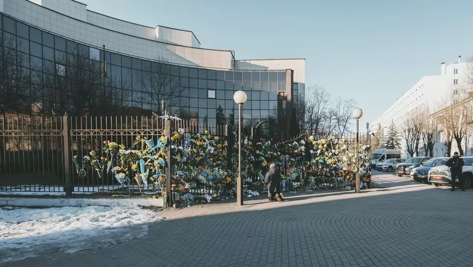 Украинское посольство в Минске, куда приносили цветы в первые дни войны
