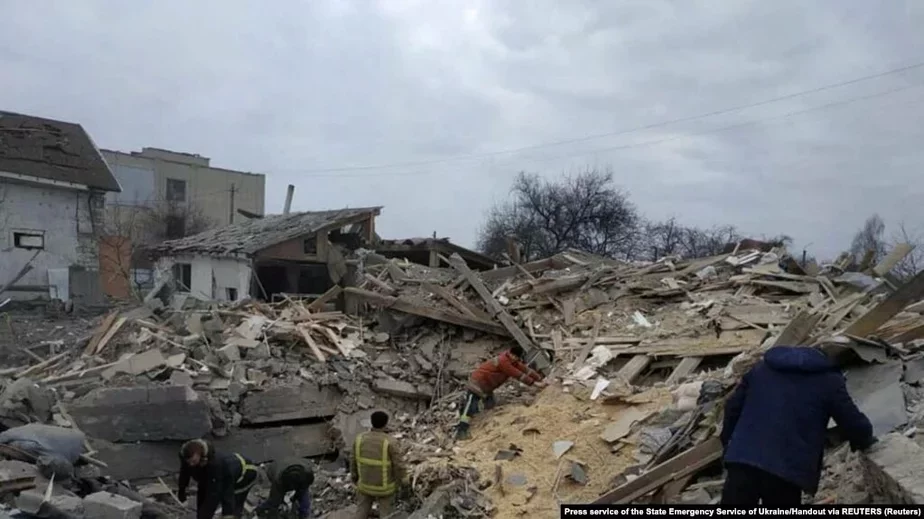 Люди возле разрушенных домов на Житомирщине. 7 марта 2022
