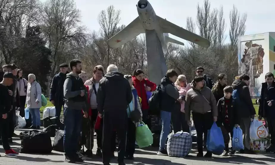 Ludzi čakajuć, kab sieści ŭ aŭtobus padčas evakuacyi ŭ Kramatorsku. 9 krasavika. Fota: Andrej Andryjenka/AP