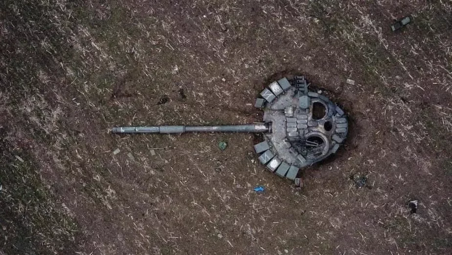 Źbitaja vieža rasijskaha tanka. Fota 93-j miechanizavanaj bryhady Uzbrojenych sił Ukrainy.