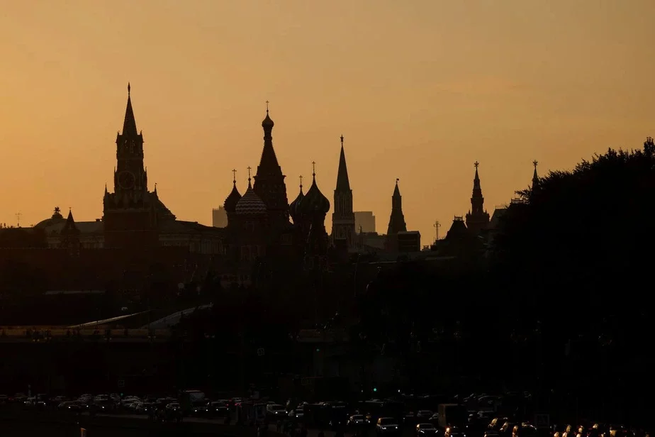 Силуэты собора Василия Блаженного и башен Кремля на закате солнца. 12 августа 2021 года. Фото: Евгений Новоженин / REUTERS