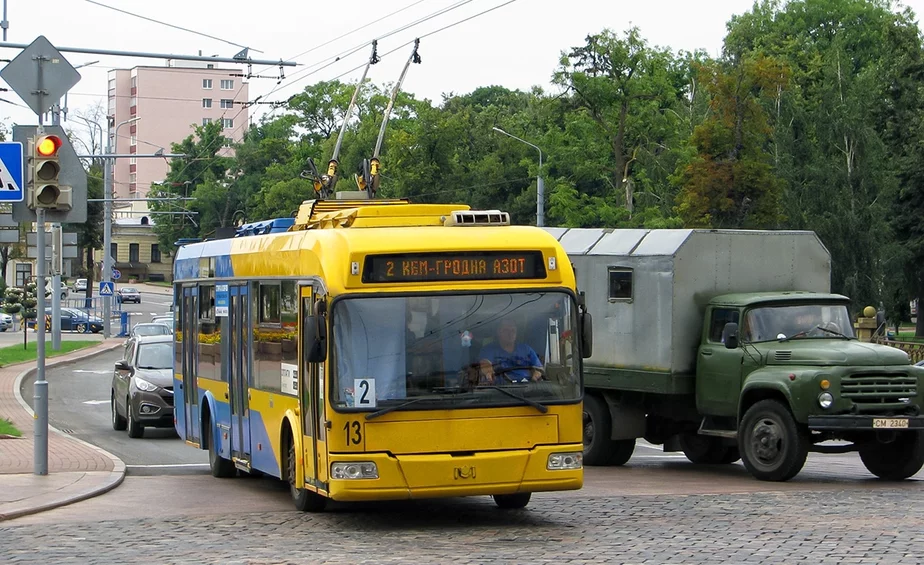 Желто-голубой троллейбус на улице Гродно. Фото: transport.ru