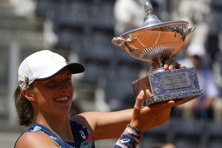 Ига Свёнтек с трофеем открытого чемпионата Италии по теннису, 15 мая. Звание первой ракетки мира она получила 4 апреля. Фото: АР