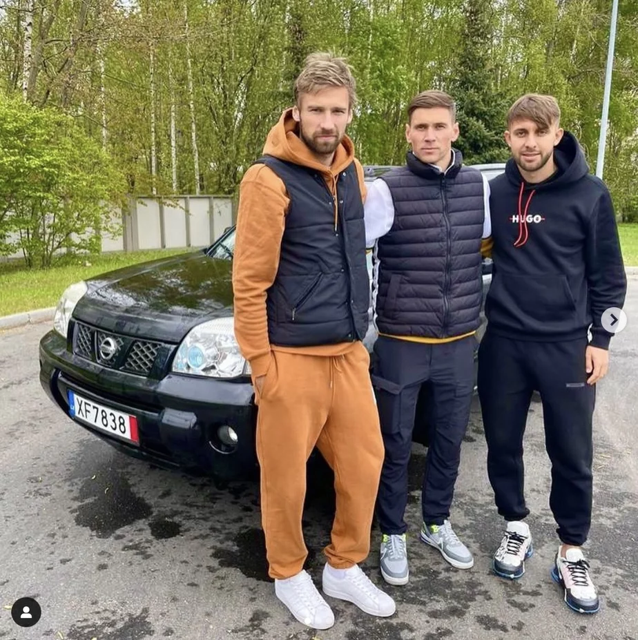 Юрий Кендыш (слева) возле автомобиля. Фото из социальных сетей