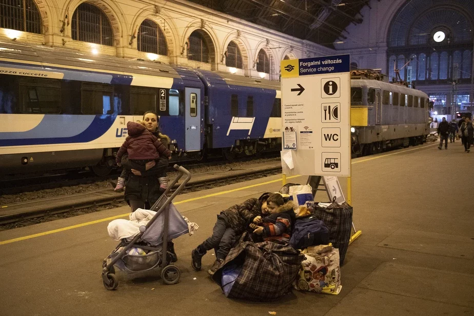 Украинские беженцы на вокзале в Будапеште. Фото: AP Photo/Anna Szilagyi