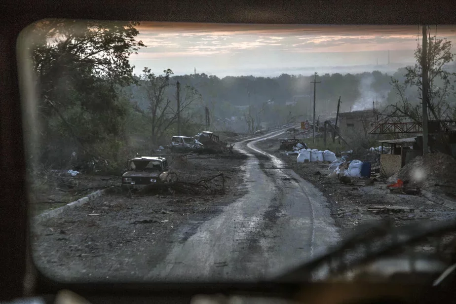 Последствия боев под Северодонецком. Фото: Associated Press