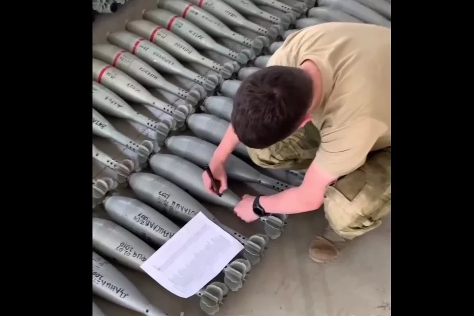 Скрин видео, как активисты отделения «Молодой республики» на складе расписывают минометные снаряды