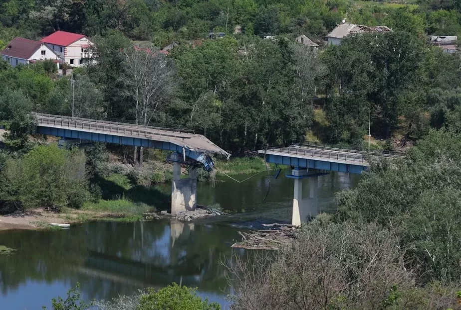 Razburany most miž Sievieradanieckam i Lisičanskam u Łuhanskaj vobłaści. Fota Ministerstva abarony Ukrainy