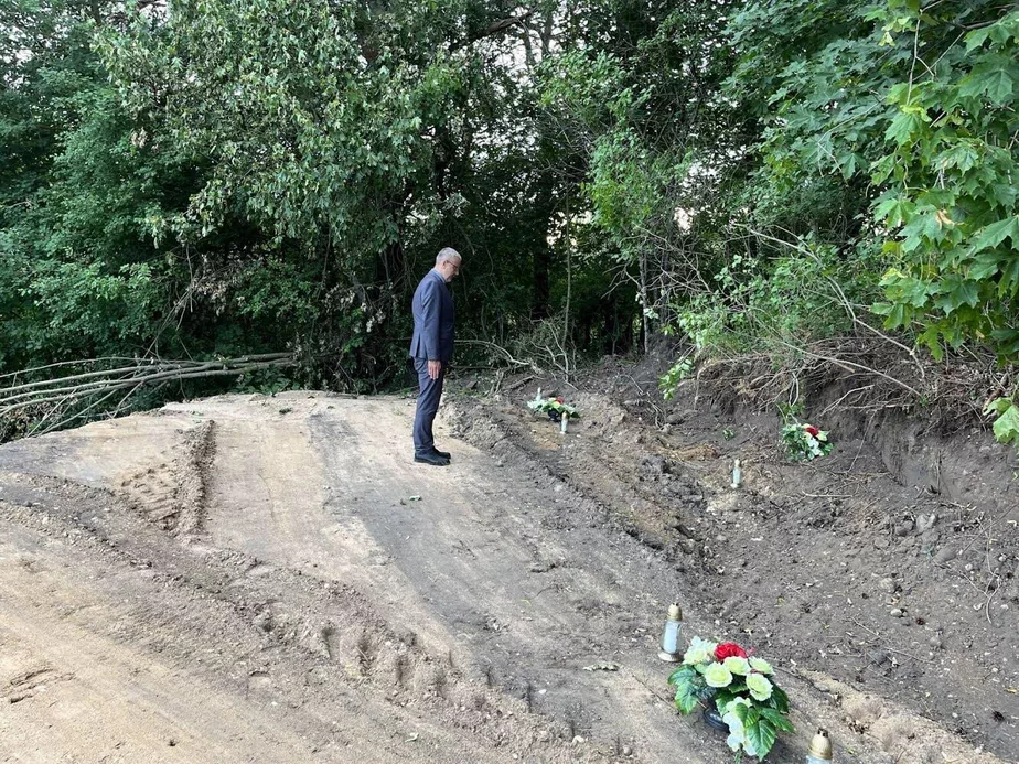Временный поверенный в делах Польши в Беларуси Мартин Войцеховский на месте разрушенных могил польских солдат в Микулишках на Ошмянщине