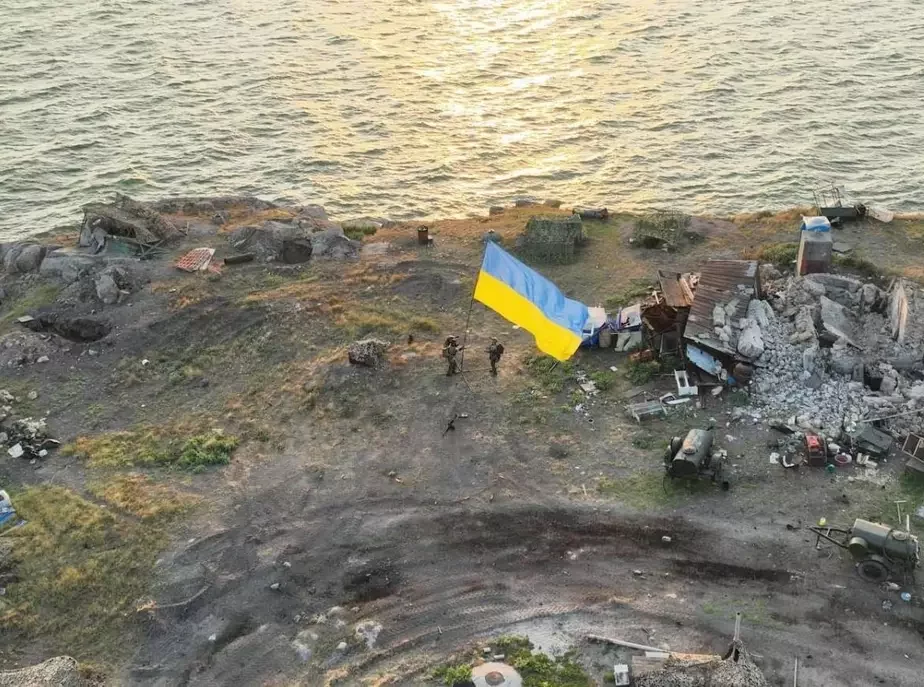 Установка украинского флага на Змеином после освобождения его от оккупационных российских войск