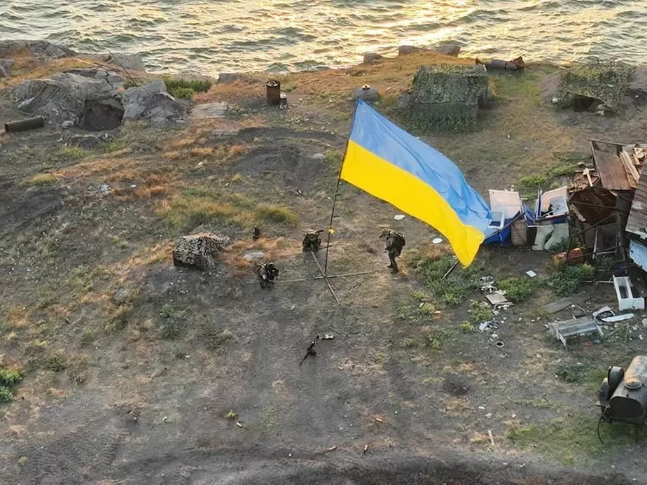 Украинский флаг, установленный на острове Змеиный. Фото Министерства обороны Украины