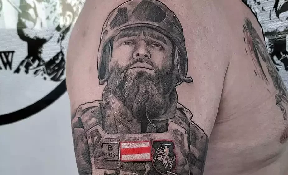 Татуировка с изображением Ивана Марчука «Бреста» на плече одного из белорусов