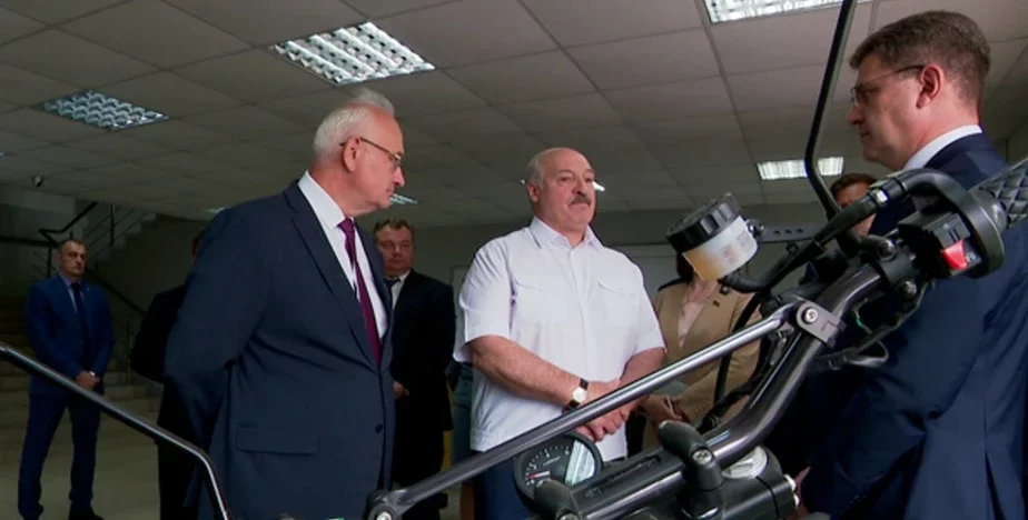 Мікалай Ладуцька і Аляксандр Лукашэнка. Фота: CTV News