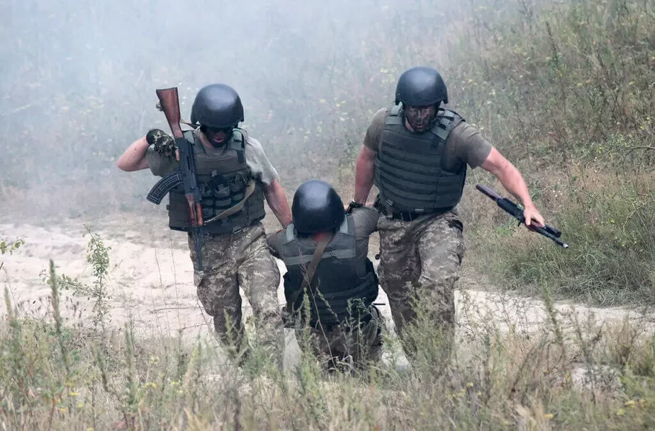 Тренировка украинских военных под командованием британских инструкторов, 2015 год. Фото: Associated Press