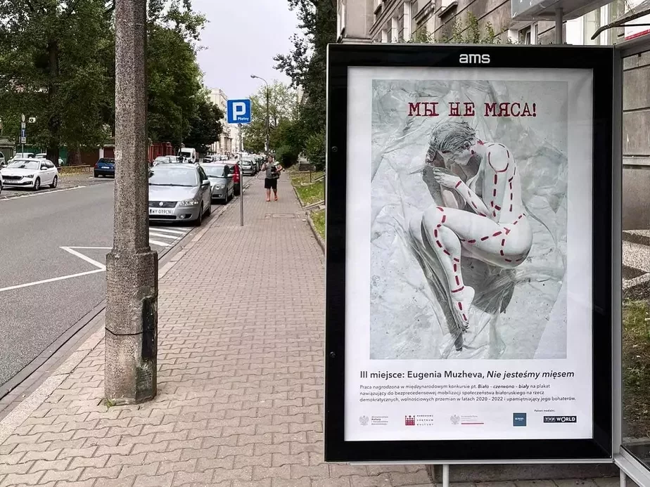 Остановка в Варшаве с работой Евгении Мужевой «Мы не мясо». Фото: фейсбук Евгении Мужевой