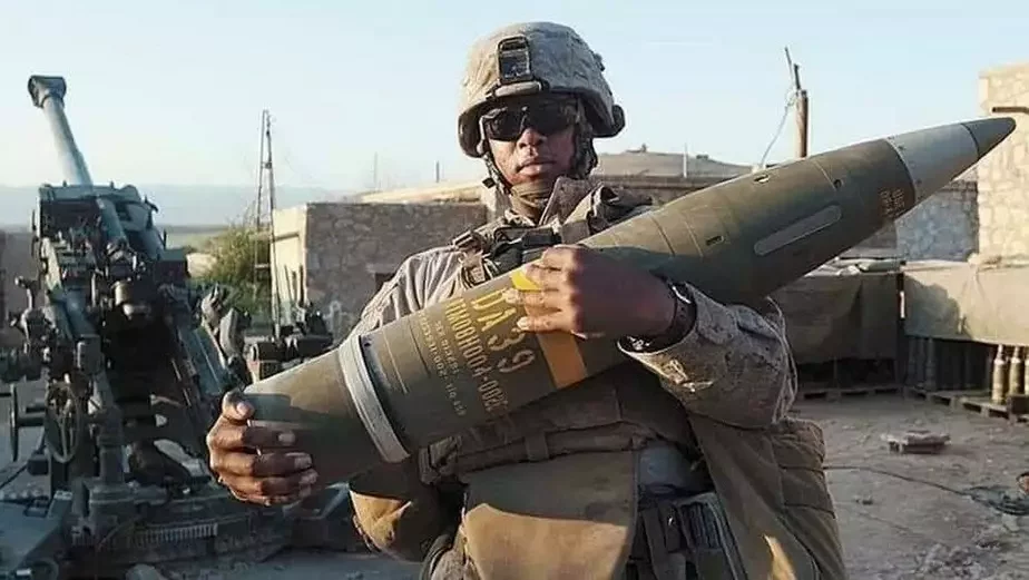Американский солдат со снарядом Excalibur
