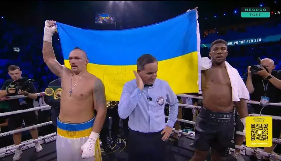После боя Усик и Джошуа вместе подняли флаг Украины