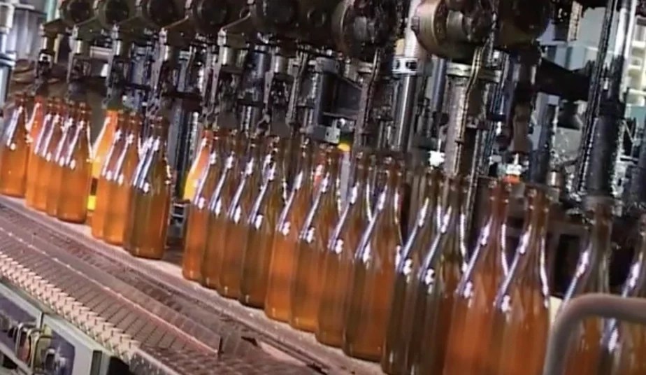 Стеклозавод в Гродно, производственная линия. Скриншот из видео