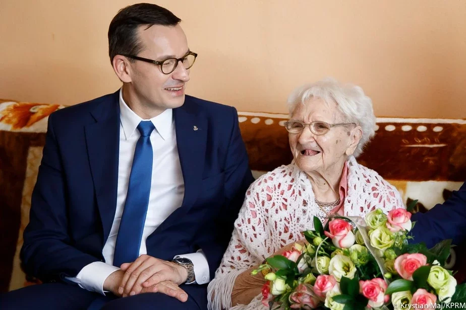 113-летняя Текла Юневич с премьером Польши Матеушем Моравецким 2 августа 2019 года. Фото: Википедия