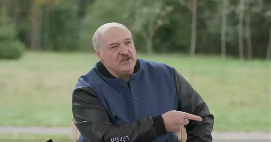 На Лукашенко — бомбер от Lepshy. Кадр из видео с president.gov.by