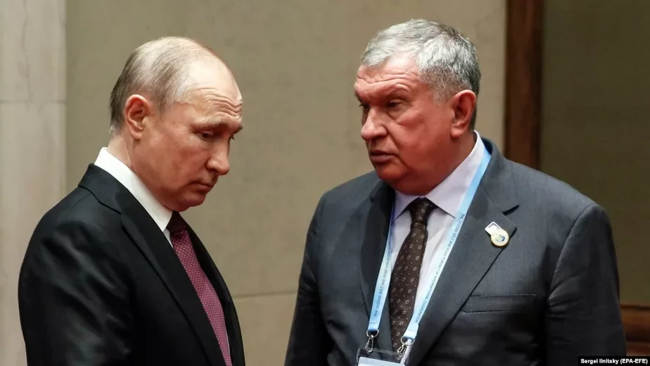 Владимир Путин (слева) и Игорь Сечин, глава «Роснефти» и правая рука Путина.