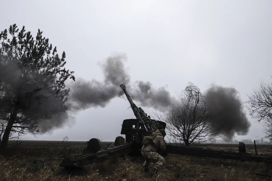 Украинский военный стреляет в сторону российских позиций из гаубицы Мста-Б в Запорожской области, 16 декабря 2022 года. Фото: AP / Екатерина Клочко.