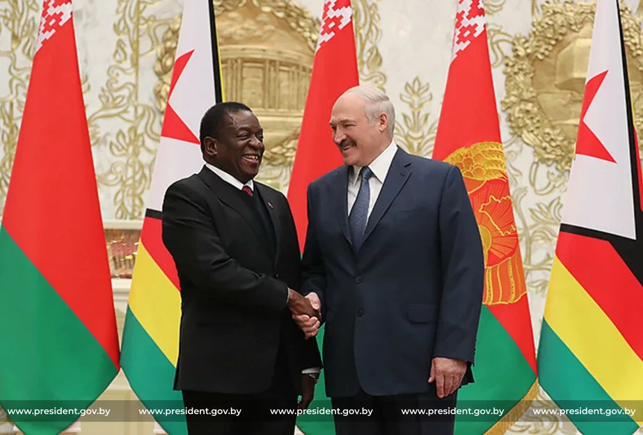 Łukašenka z prezidentam Zimbabve Emiersanam Mnanhahva padčas vizitu taho ŭ Minsk