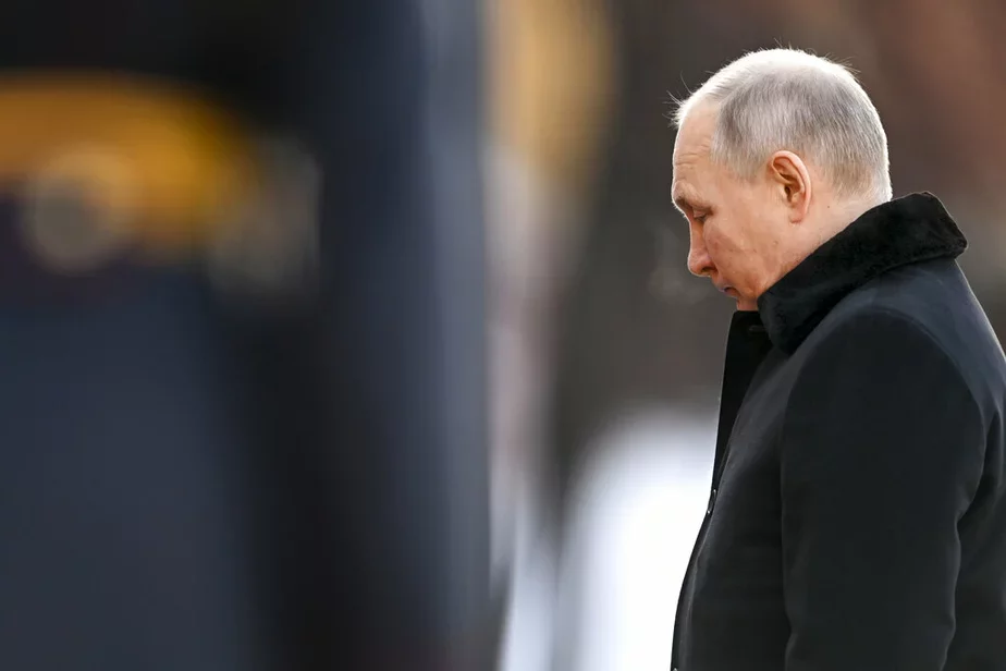 Владимир Путин у Кремлевской стены на церемонии, приуроченной к 23 февраля. Фото: Павел Бедняков, Sputnik для AP
