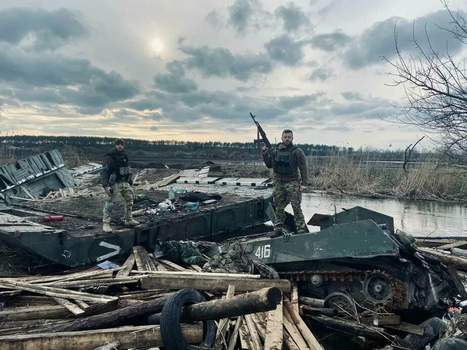 Украинские бойцы на уничтоженной российской технике. Фото: Минобороны Украины