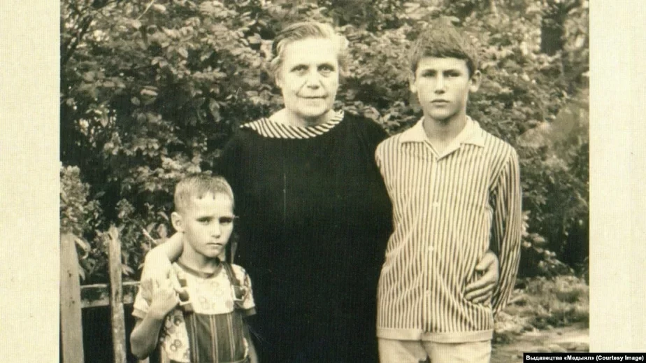Лариса Гениюш с внуками Алесем и Михасем. 1972. Из частного архива Михася Гениюша