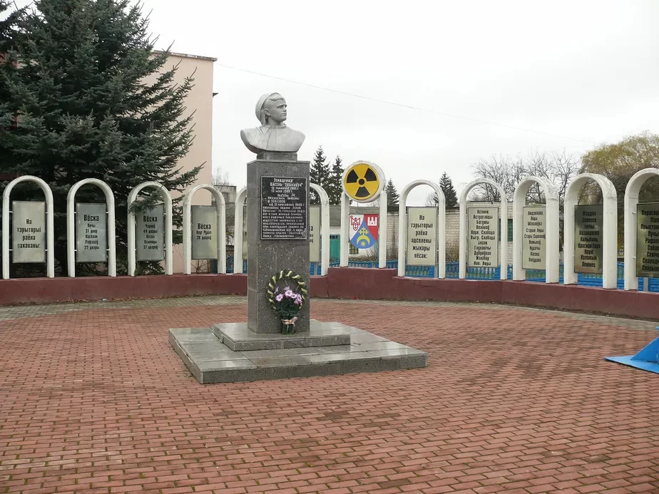 Pomnik Vasilu Ihnacienku ŭ Brahinie. Fota ź Vikipiedyi