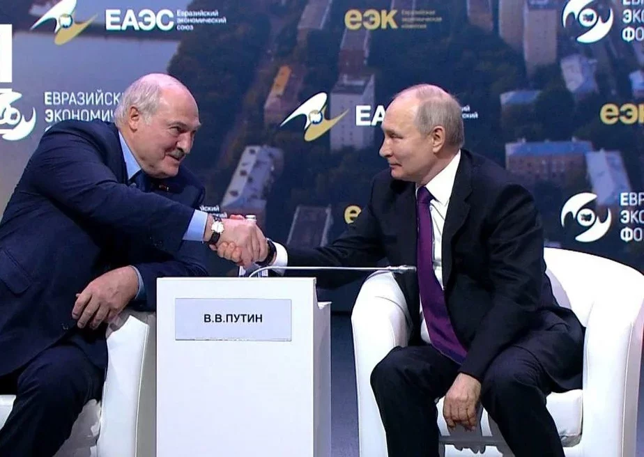 На словах об общем ядерном оружии Лукашенко и Путин пожали руки
