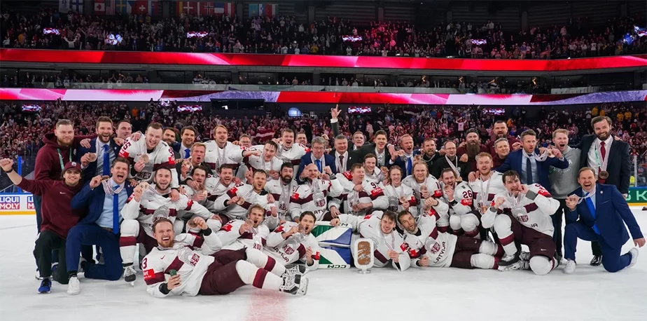 Сборная Латвии впервые в истории выиграла бронзу чемпионата мира. Фото: iihf.com