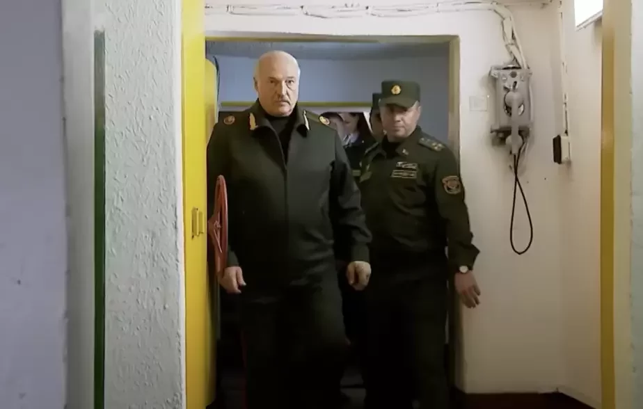 Лукашенко после длительного отсутствия показался на командном пункте ВВС и войск ПВО 15 мая. Скрин видео БелТА