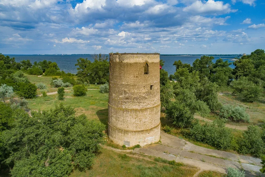 «Башня Витовта» на фоне Каховского водохранилища. Фото: Wikimedia Commons