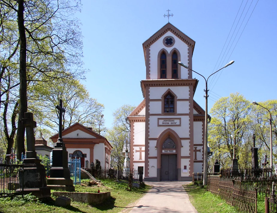 Kaplica i kaścioł Uźvižańnia Śviatoha Kryža na Kalvaryjskich mohiłkach. Fota: Wikimedia Commons