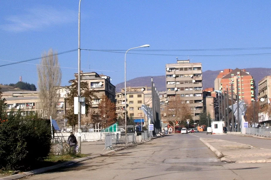 Город Митровица на севере Косово разделен на две части: сербскую и косовскую. Фото из Википедии