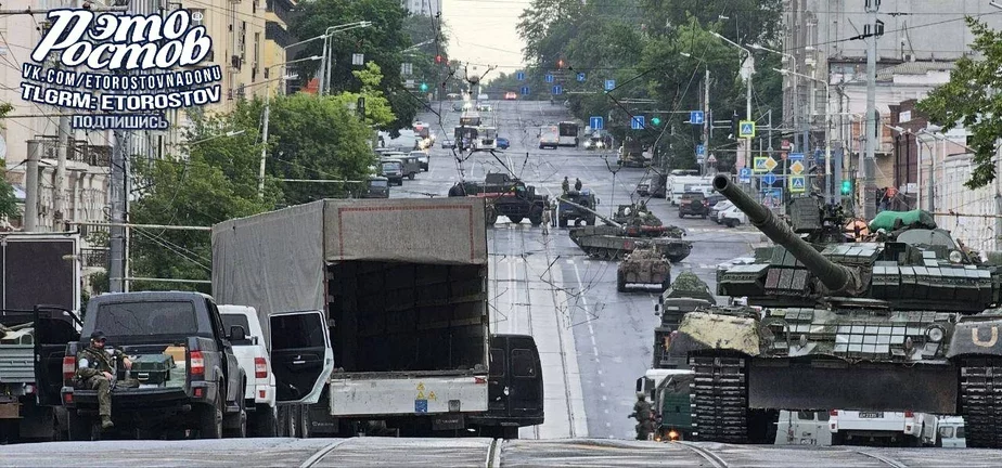 Вид на Буденновский проспект в Ростове, где расположен штаб Южного военного округа. Вся улица занята военной техникой