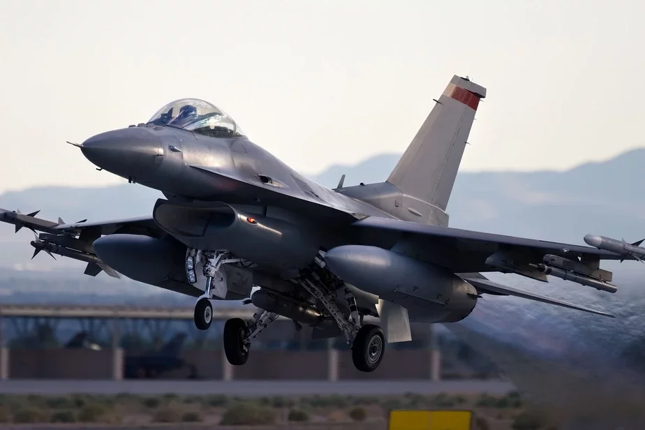 Истребитель F-16. Фото: CT757fan / Getty Images