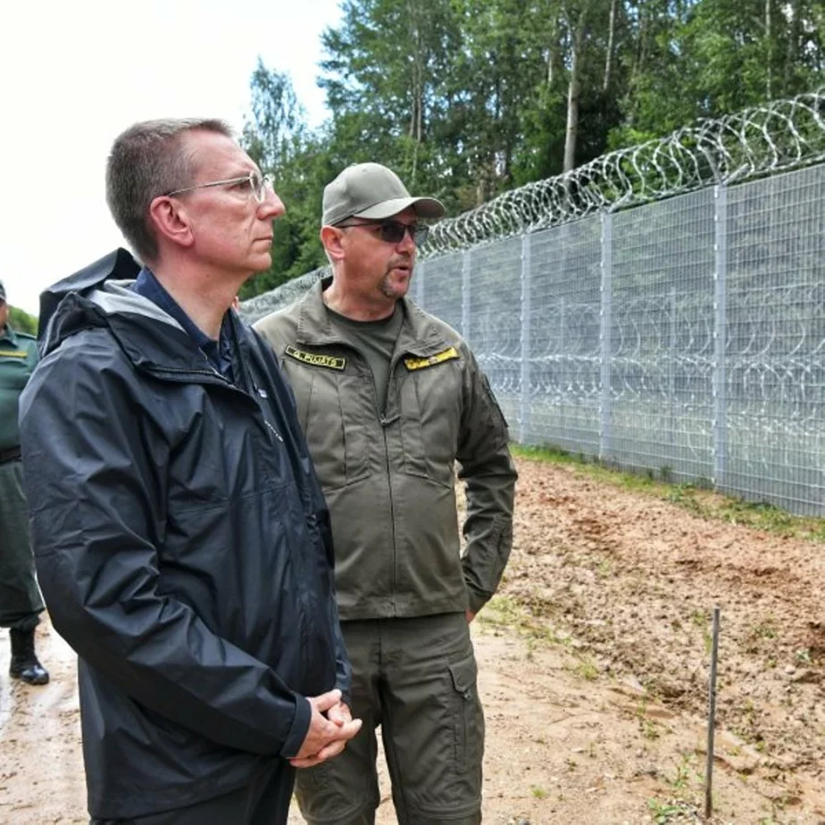 Президент Эдгар Ринкевич осматривает забор-стену на границе с Беларусью. Фото: Ilmārs Znotiņš / канцелярия президента Латвии. 