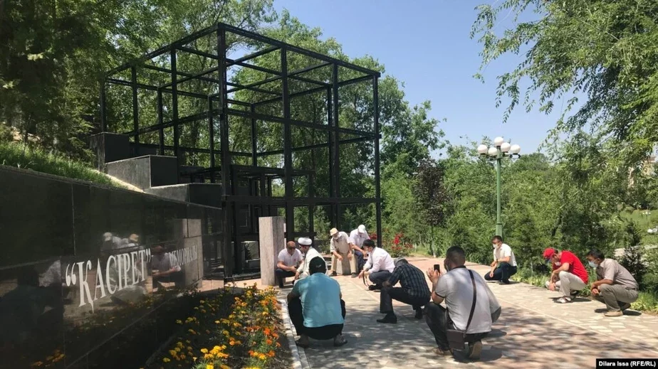 Актывісты ўшаноўваюць памяць ахвяр палітычных рэпрэсій. Шымкент, Казахстан, май 2020 года